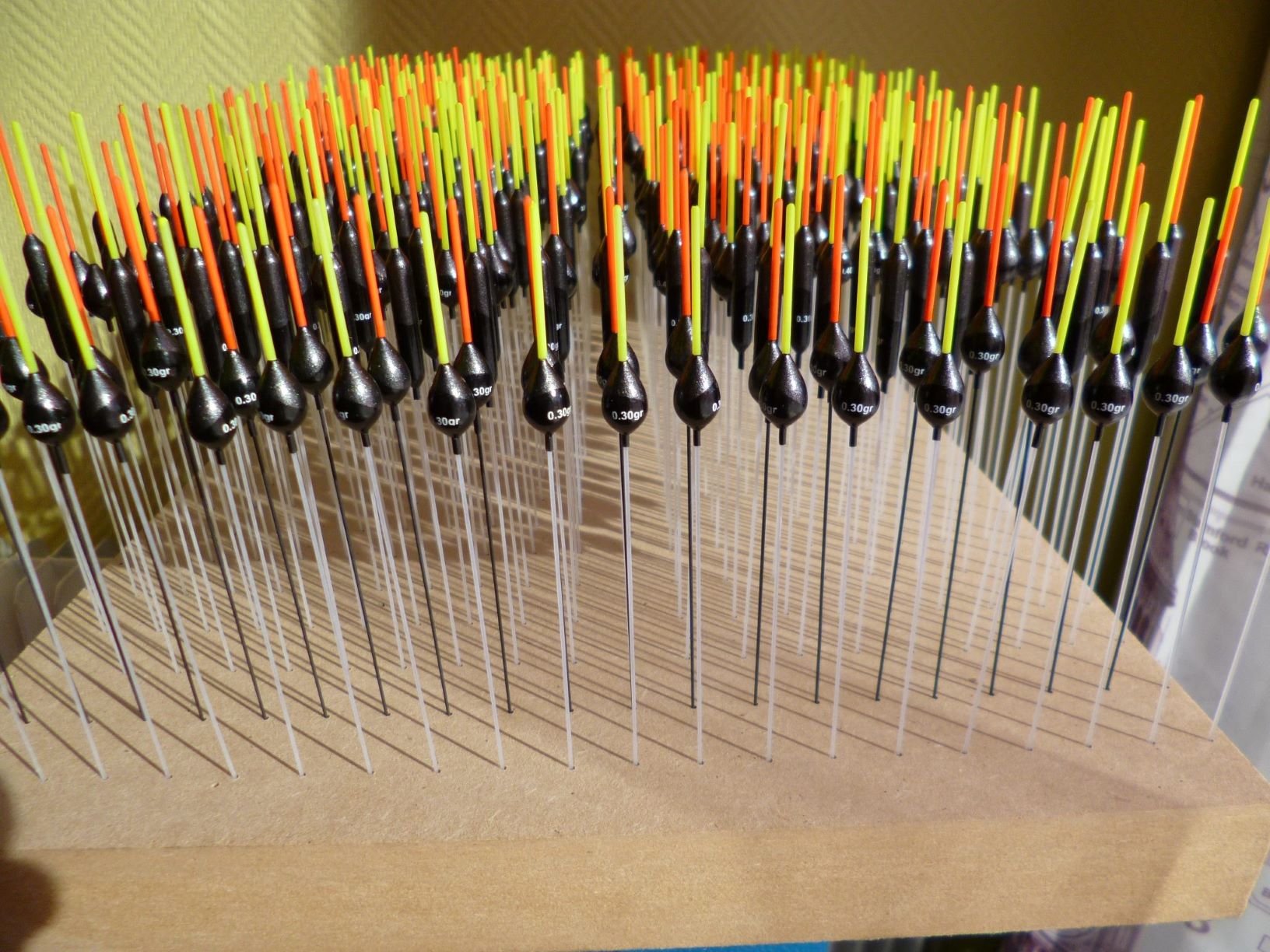 flotteurs de fabrication artisanale à partir de matières brute comme le balsa ou la mousse 